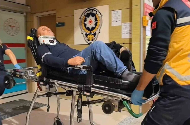 Bursa’da hafif ticari araç tırla çarpıştı: 2 yaralı