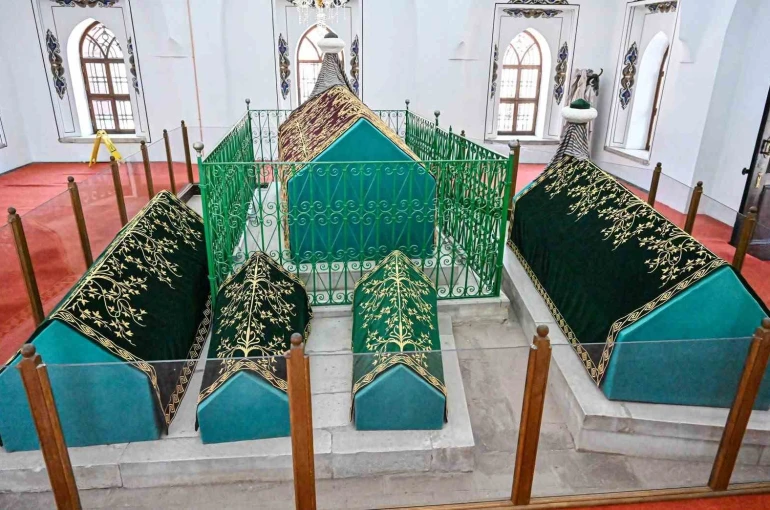 Bursa’da hanedan türbelerindeki puşideler yenileniyor