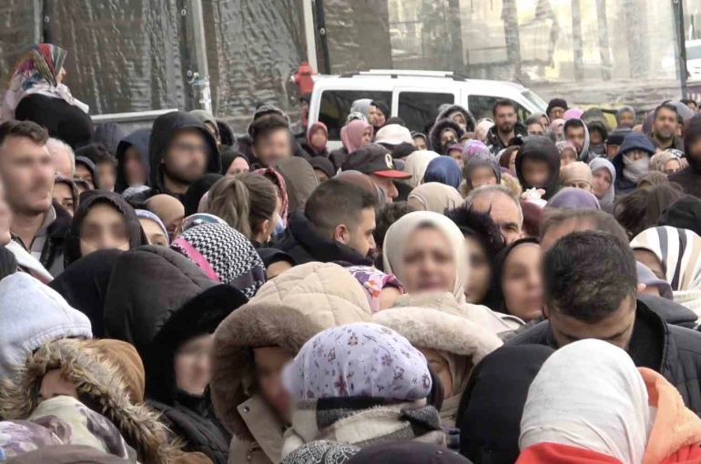 Bursa’da indirim izdihamı: 100 liralık alışveriş için dondurucu soğukta saatlerce beklediler