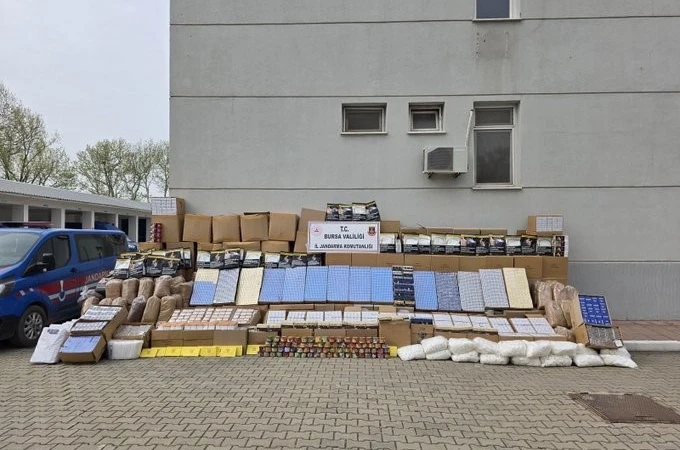 Bursa’da kaçak tütün baskını: Depo ve araçlardan servet çıktı