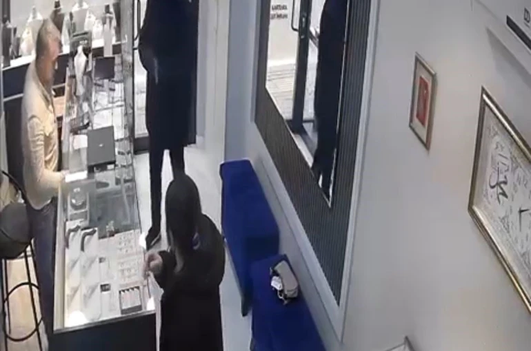 Bursa’da kamera şakası gibi soygun girişimi kamerada