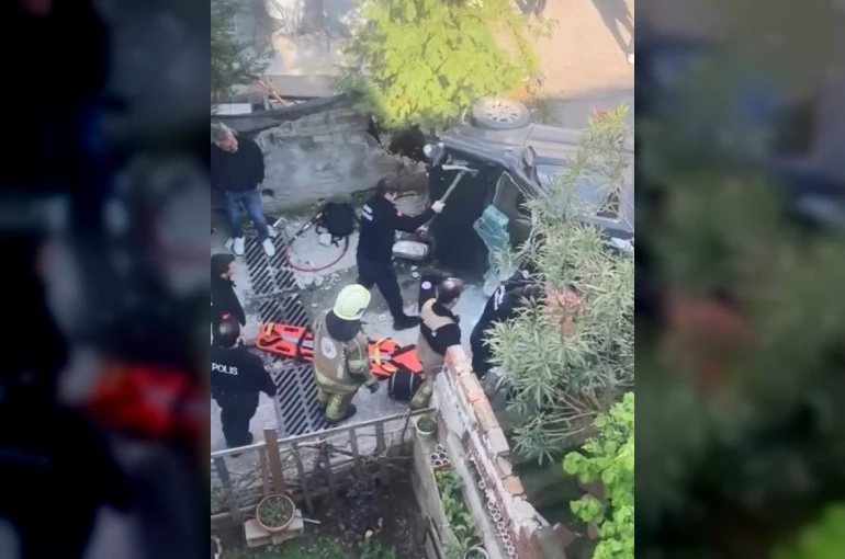 Bursa’da kaza yapan araç merdivenlerden yuvarlandı: 1 yaralı