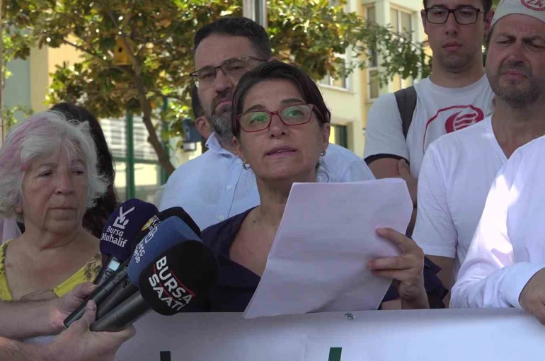 Bursa’da kızıl geyik av ihalesine geyik kostümlü protesto