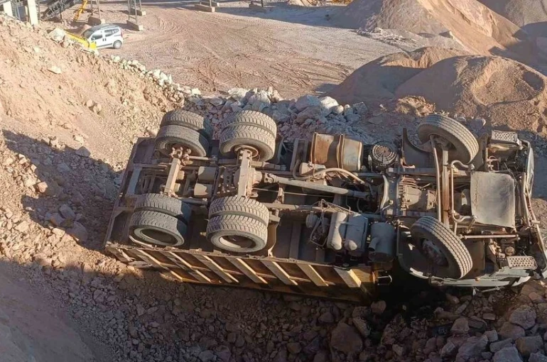 Bursa’da kontrolden çıkan hafriyat kamyonu devrildi