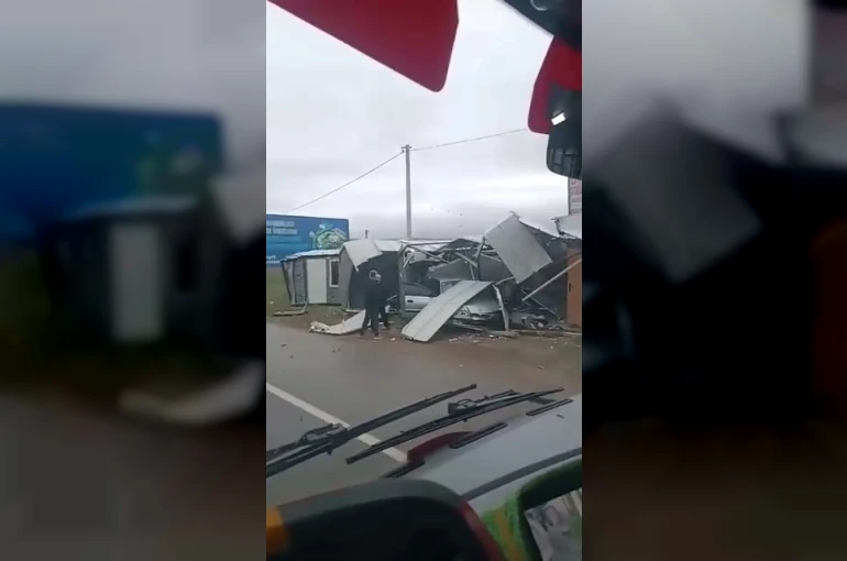 Bursa’da kontrolden çıkan otomobil prefabrik yapıya girdi