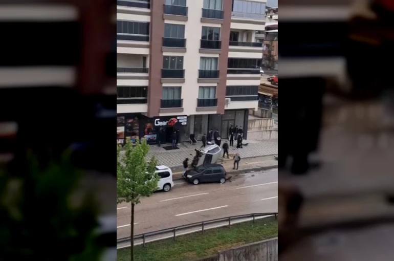 Bursa’da kontrolden çıkan otomobil takla attı