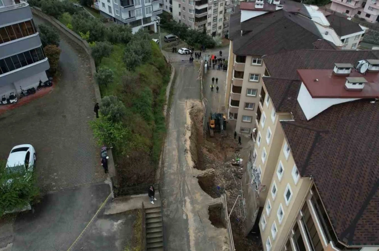 Bursa’da korkutan göçük havadan görüntülendi...Balkonlar yıkıldı, araçlar enkaz altında