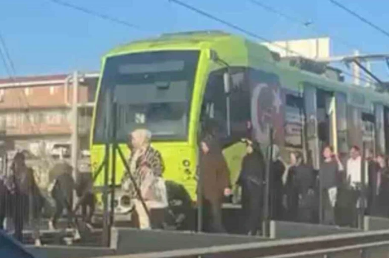 Bursa’da metro durdu, vatandaşlar raylardan yürüdü