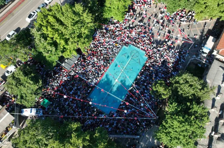 Bursa’da meydanlara kurulan dev ekranlarda Dünya Kupası heyecanı yaşandı