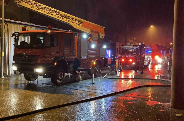 Bursa’da mobilya fabrikası yangını 