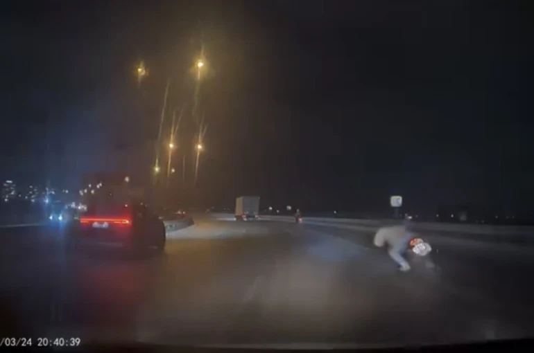 Bursa’da motosiklet kazası kamerada : Sürücü yola böyle savruldu 