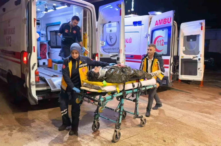 Bursa’da motosiklet yayalara çarptı: 1’i ağır 2 yaralı