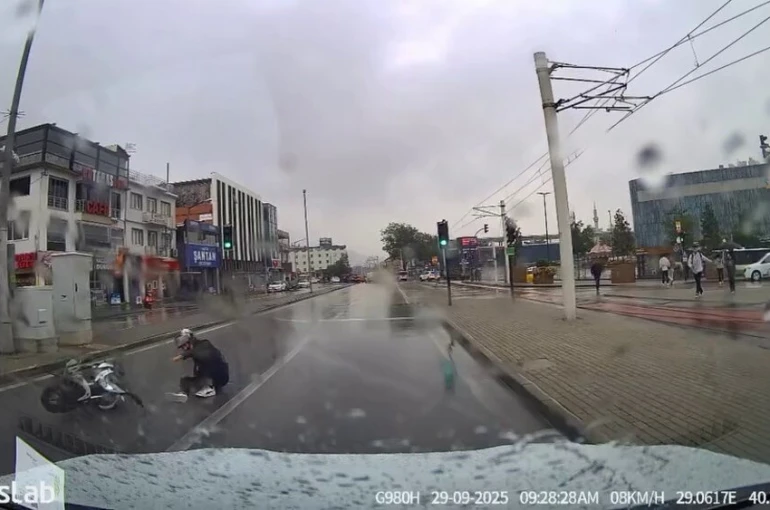 Bursa’da motosikletli yağışlı havada drift attı, yere kapaklandı 