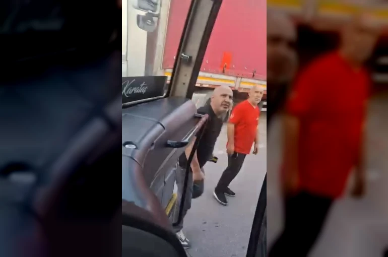 Bursa’da otobüs şoförü ile sürücü arasında ters yön tartışması