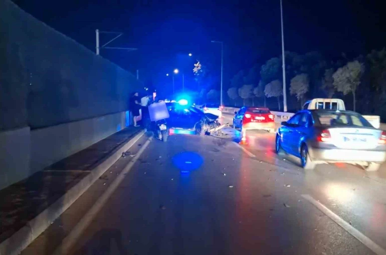 Bursa’da otomobil baz istasyonu ve metro bariyerlerine çarpıp durdu