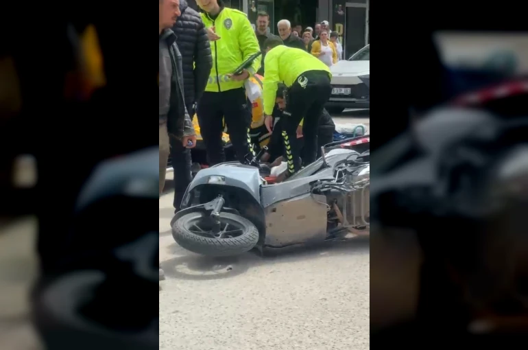 Bursa’da otomobilin çarptığı motosikletli kurye yaralandı