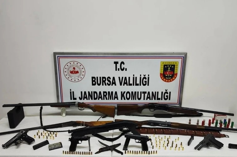 Bursa’da ruhsatsız silah operasyonu... Çok sayıda silah ve mühimmat ele geçirildi