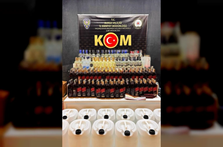 Bursa’da sahte içki operasyonu: 370 şişe sahte içki ve 600 litre etil alkol ele geçirildi