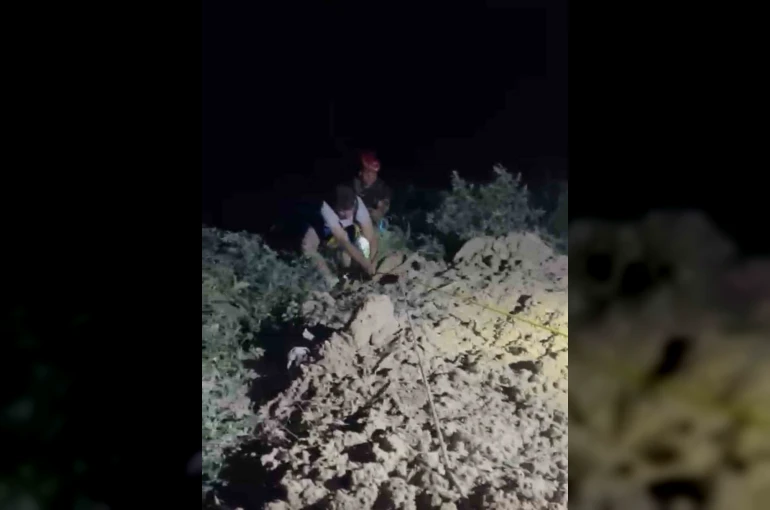 Bursa’da sarp arazide mahsur kalan 2 genç halatla kurtarıldı