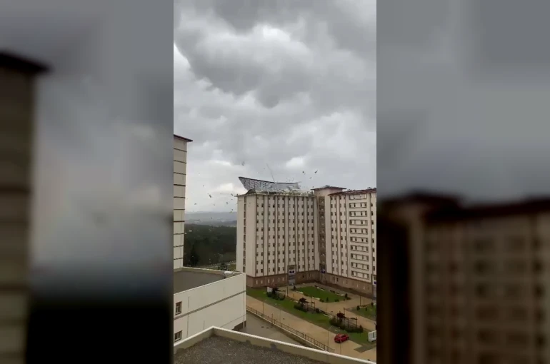 Bursa’da şiddetli fırtına çatıları böyle uçurdu