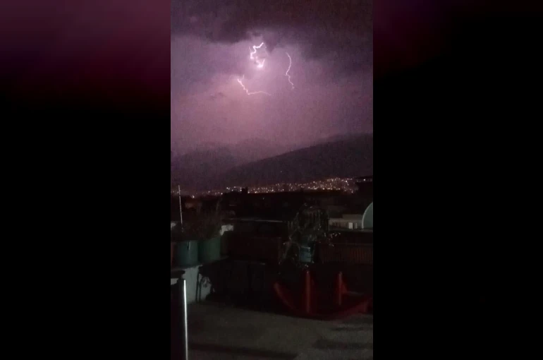 Bursa’da şimşekler geceyi aydınlattı
