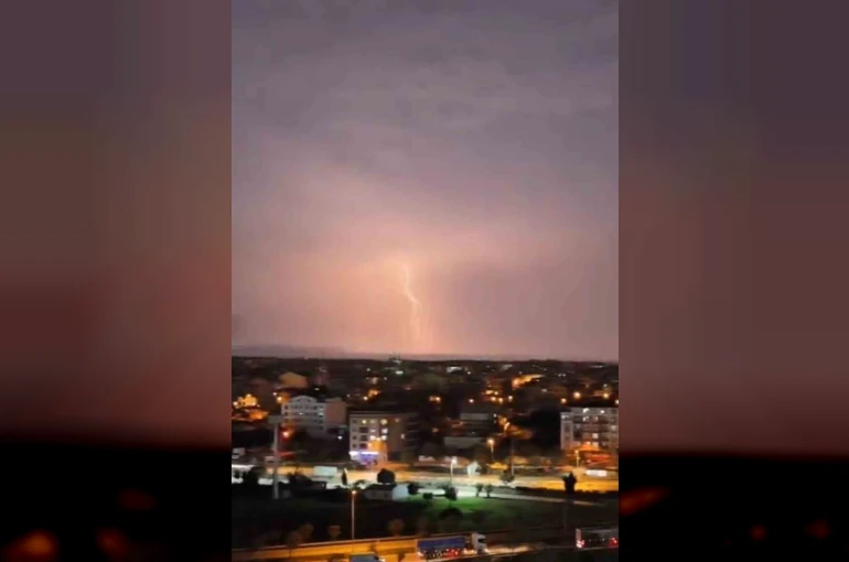 Bursa’da şimşekler geceyi gündüze çevirdi