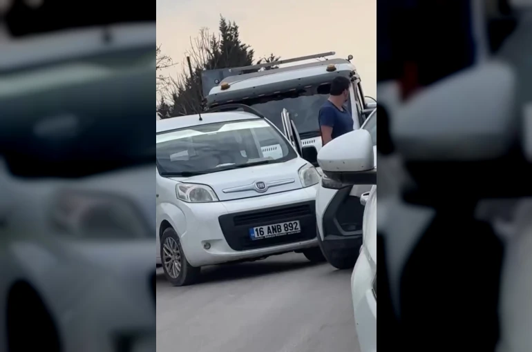 Bursa’da trafikte yol verme kavgası kamerada 