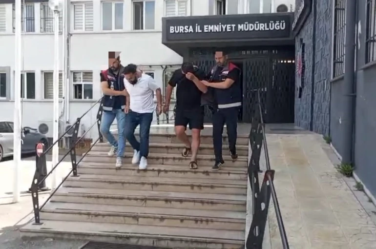 Bursa’da "Yeğenin zor durumda" yalanıyla altın vurgunu: Yaşlı kadını dolandıran 2 şüpheli tutuklandı