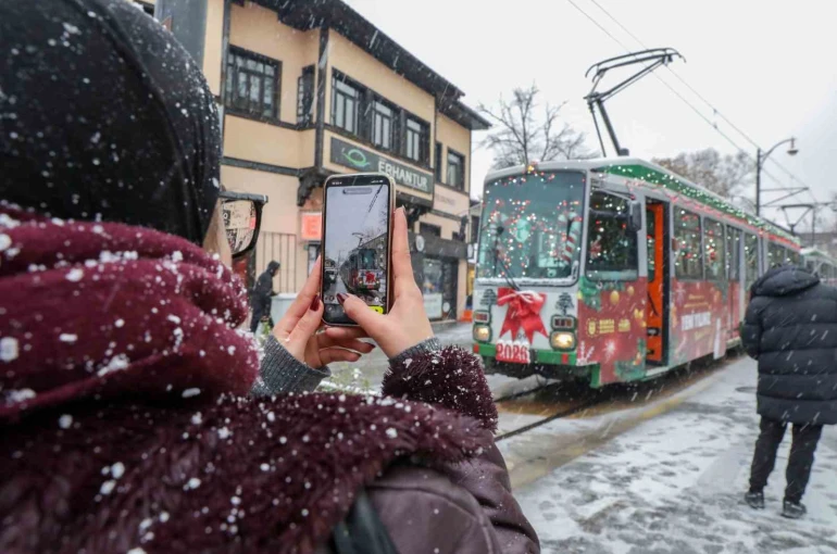 Bursa’da yeni yıl coşkusu nostaljik tramvayla yaşanıyor