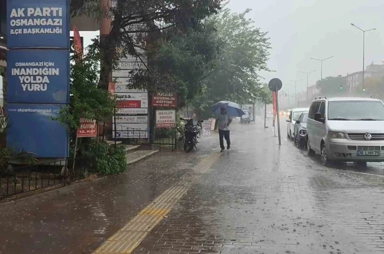 Bursa’da yollar göle döndü, vatandaşlar zor anlar yaşadı