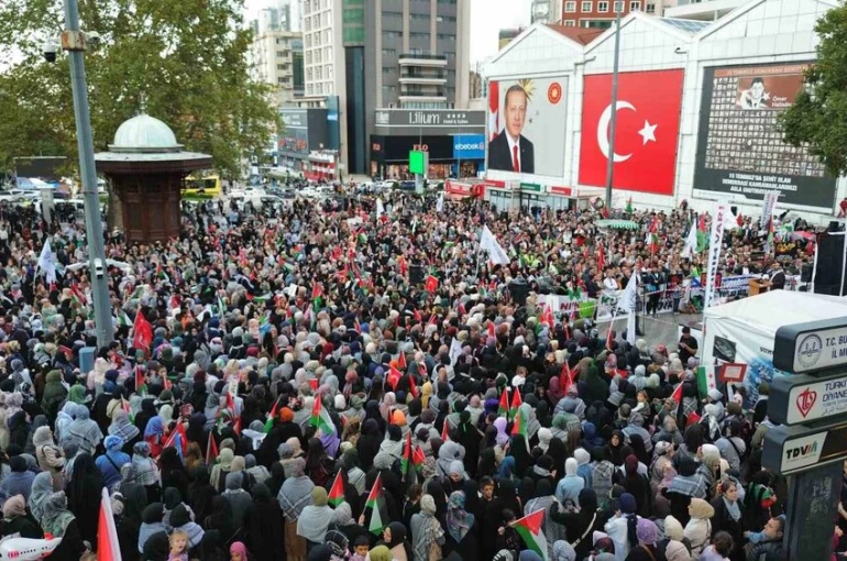 Bursalılar Gazze için meydanlara indi