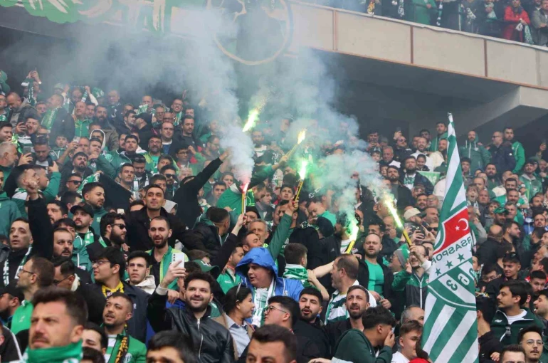 Bursaspor taraftarı Eskişehir tribünlerinde renkli görüntüler oluşturdu