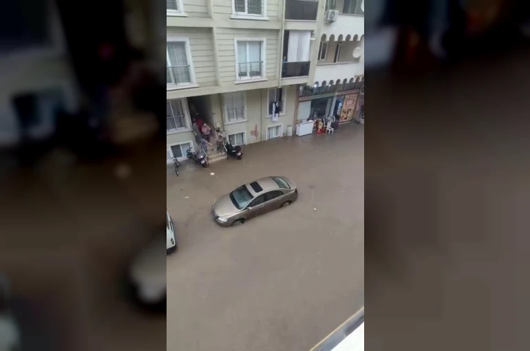 Bursa’yı sağanak vurdu, cadde ve sokaklar sular altında kaldı