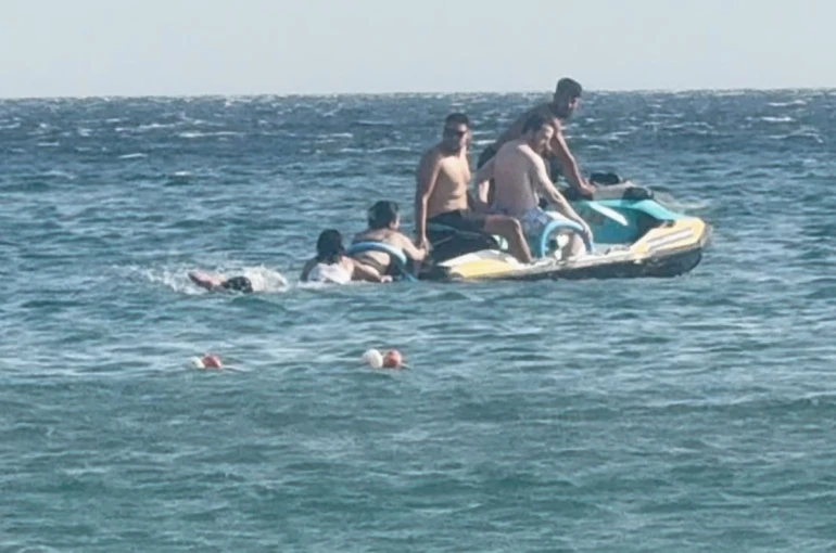 Büyükçekmece’de denizde boğulma tehlikesi atlatan kadının korku dolu anları kamerada