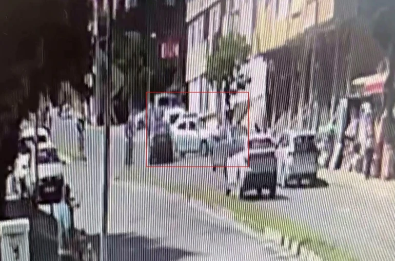 Büyükçekmece’de ehliyetsiz sürücü durağa daldı: 1 ağır yaralı