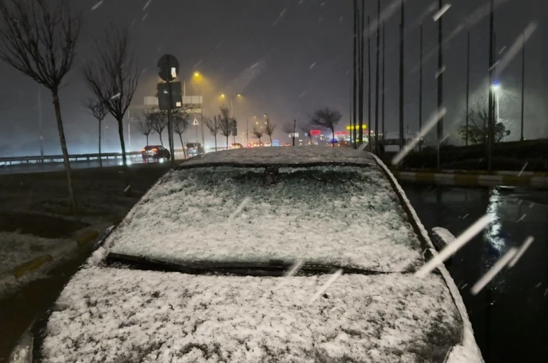 Büyükçekmece’de park halindeki araçların üzeri beyaza büründü