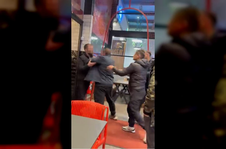 Büyükçekmece’de siparişi geç gelen şahıs, çalışanların üzerine yürüdü