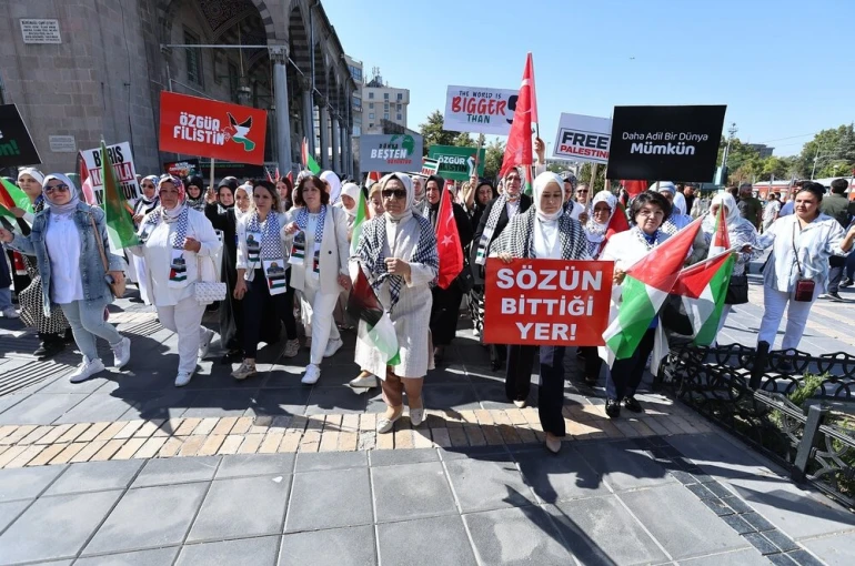 Büyükkılıç, eşi ile birlikte Gazze İçin Sessiz Çığlık Programına katıldı
