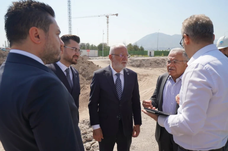 Büyükkılıç ve Elitaş, Kartal Katlı Kavşağı’ndaki çalışmaları yerinde inceledi 