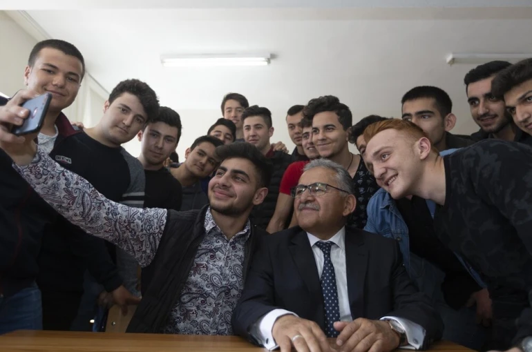 Büyükkılıç’tan, 10 bin öğrenciye 42 milyon TL’lik kırtasiye ve beslenme desteği
