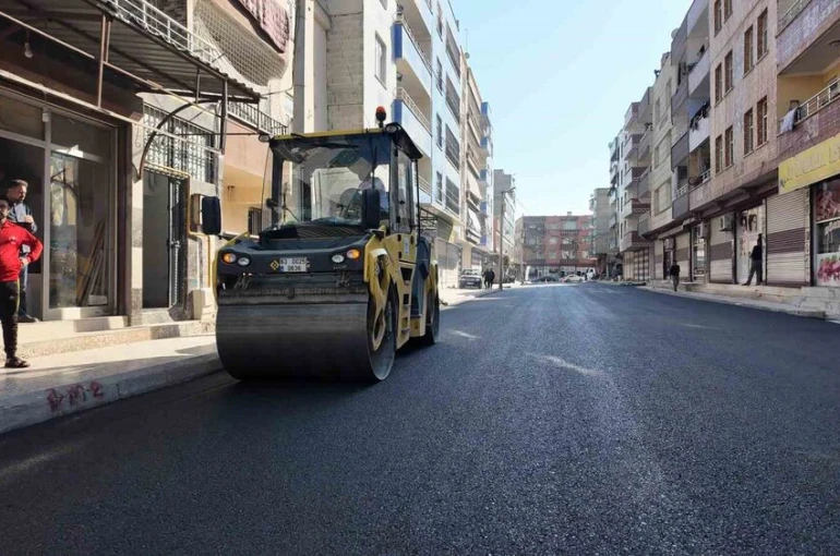 Büyükşehir Belediyesi’nden kış öncesi asfalt serimi mesaisi