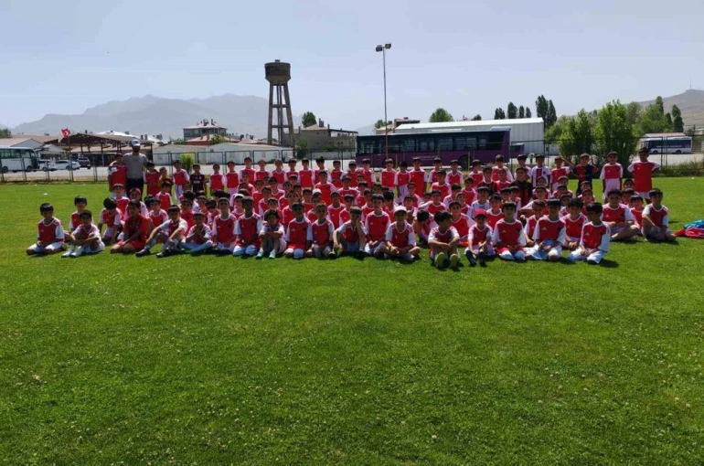 Büyükşehir Belediyespor’dan Vanspor’a altyapı desteği