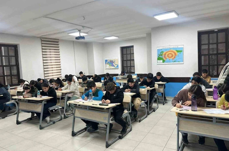 Büyükşehir Eğitim Merkezlerinde yapılan deneme sınavına bin 350 öğrenci katıldı