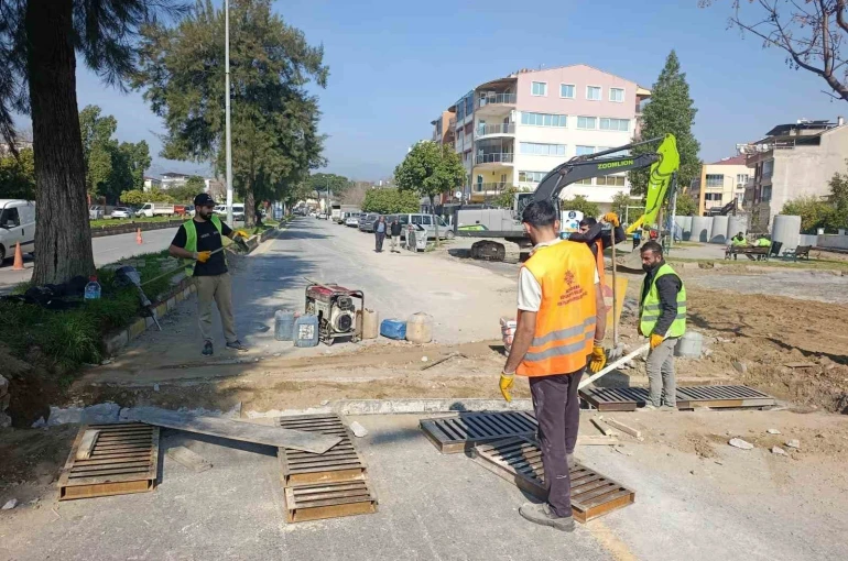 Büyükşehir ekipleri kentin dört bir yanında çalışmalarını sürdürüyor