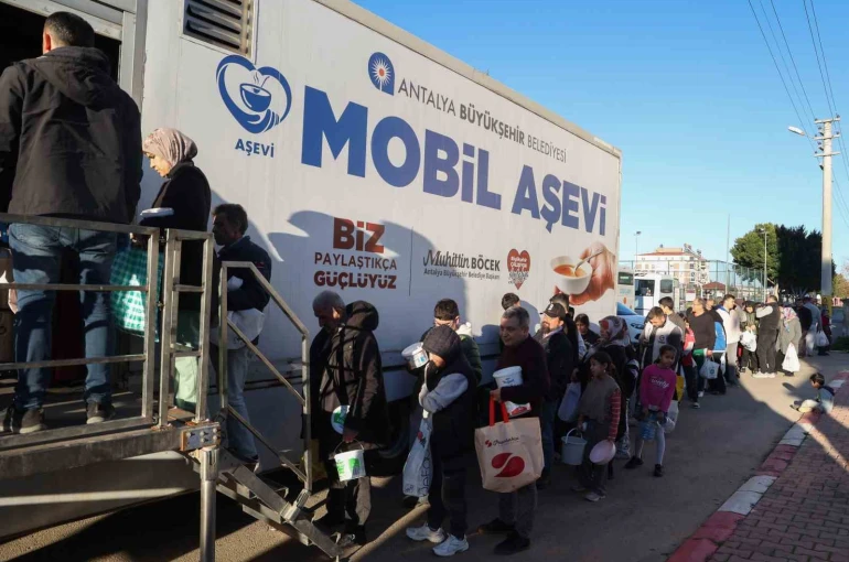 Büyükşehir Mobil Aşevi’nden sıcak yemek ikramı