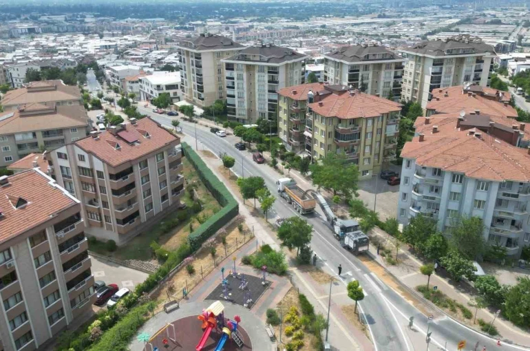 Büyükşehir Üçevler Mahallesi’nde asfalt yeniliyor