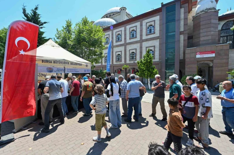 Büyükşehir’den 17 ilçede 28 farklı noktada aşure ikramı
