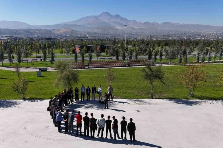 Büyükşehirden harita tapu kadastro alanı öğrencilerine drone teknolojileri ve CBS eğitimi