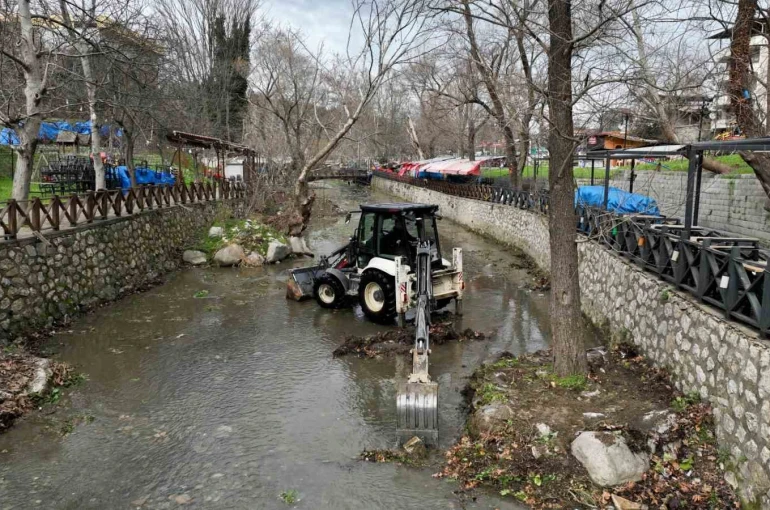 Büyükşehir’den Misi’de dere ve çevre temizliği