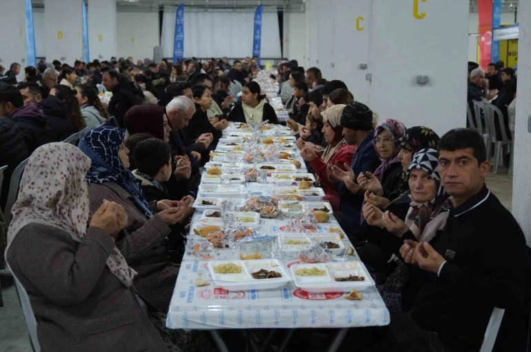Büyükşehir’in iftar sofrasında oruçlar dualarla açıldı